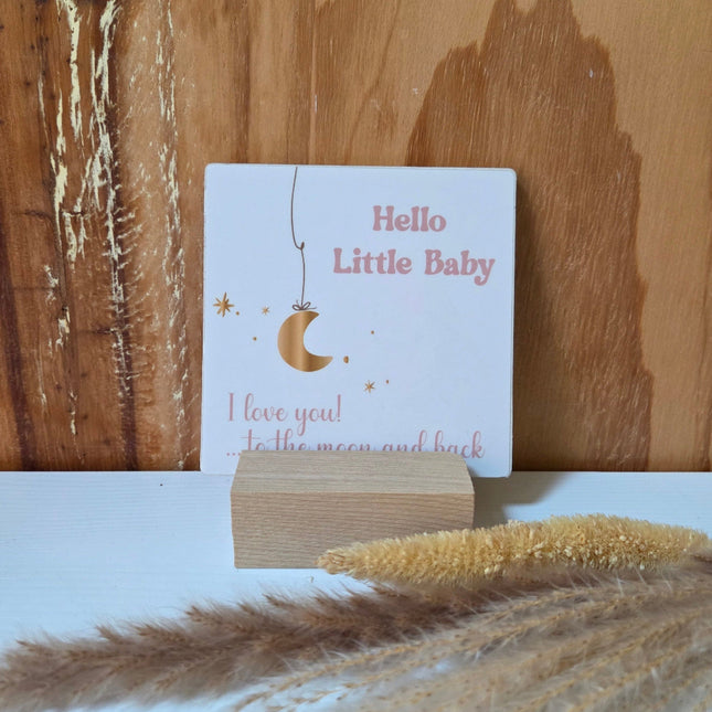 Houten teksttegel met Hello Little baby in beige. 