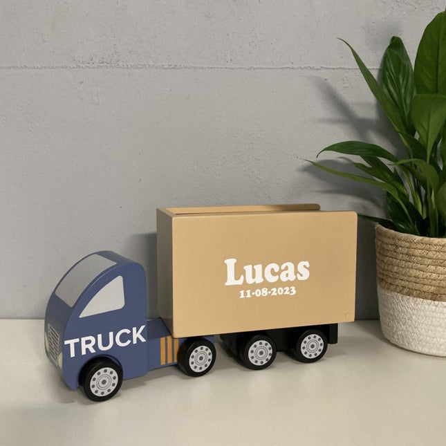 Truck vrachtwagen met naam en datum