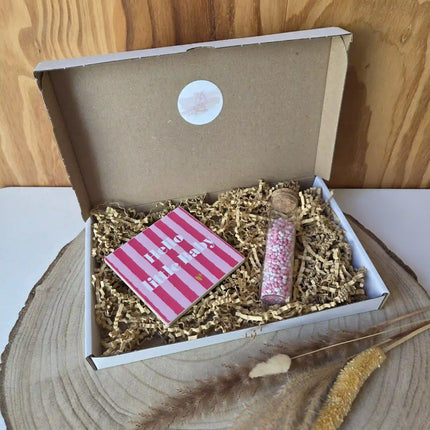 Brievenbus cadeau pakketje met muisjes en een leuke tekst tegel in roze tinten