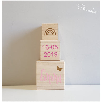 Geboortetoren met naam en datum erop