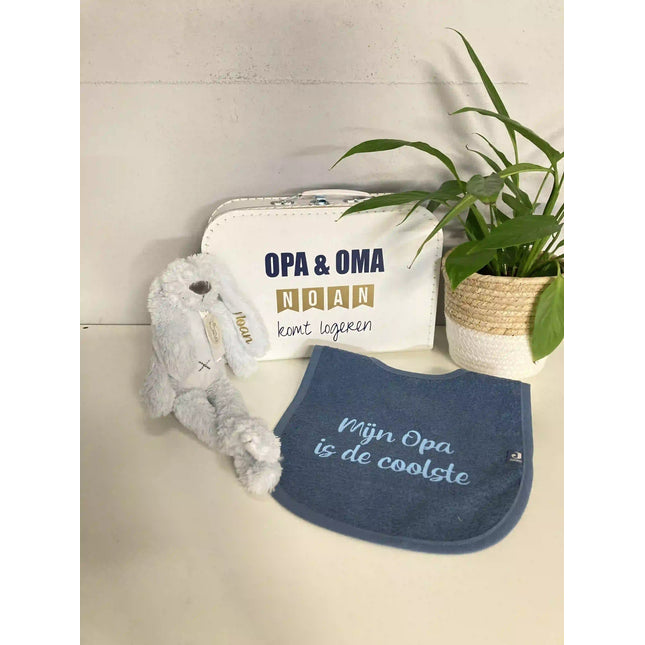Een witte geboorte pakket voor opa en oma met kinderskoffer en knuffel