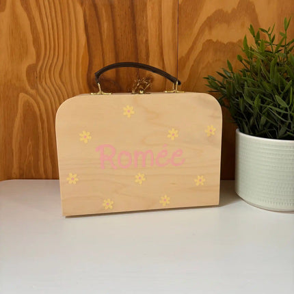 Houten koffertje met Daisy flowers en naam