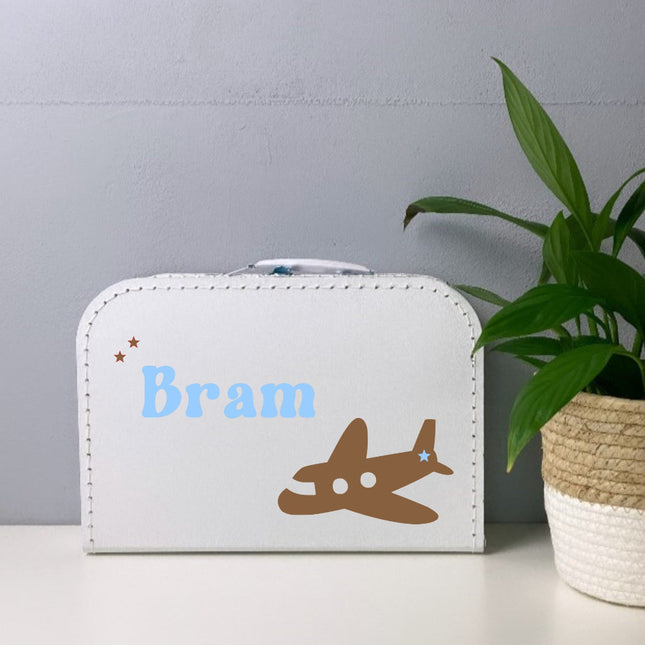 Een KinderKoffertje met naam en vliegtuig erop