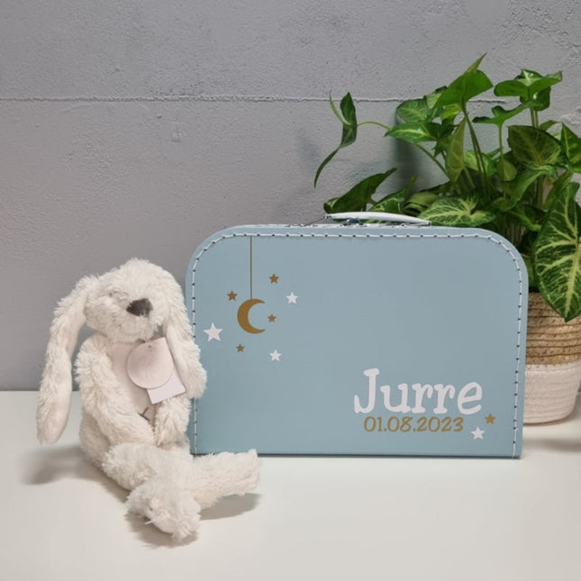 koffertje met naam en datum en met een maan erop daarnaast is er een witte happy Horse knuffel