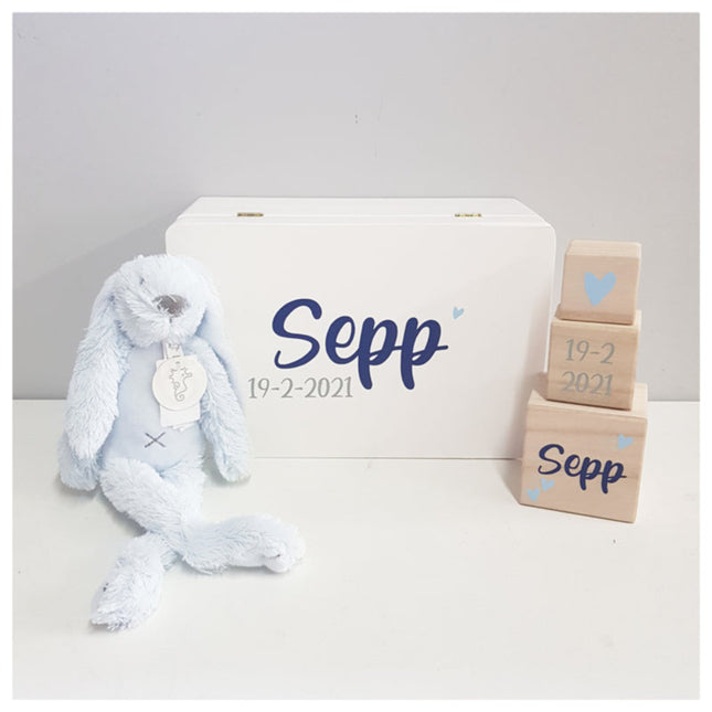 kraamcadeau met naam en datum bestaand uit een witte herinneringenkist ,knuffel en blokkentoren 