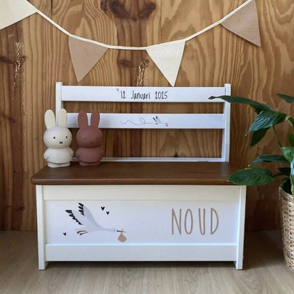 Houten opbergbankje met geboortekaartje