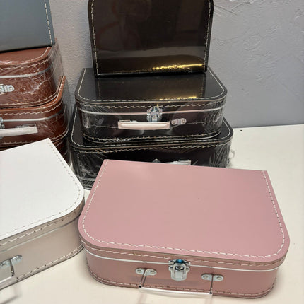 collectie koffertjes die eruit gaan