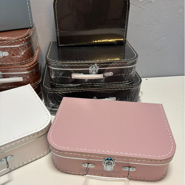 collectie koffertjes die eruit gaan