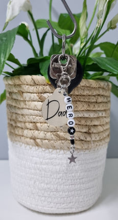 Sleutelhanger met tekst hero erop