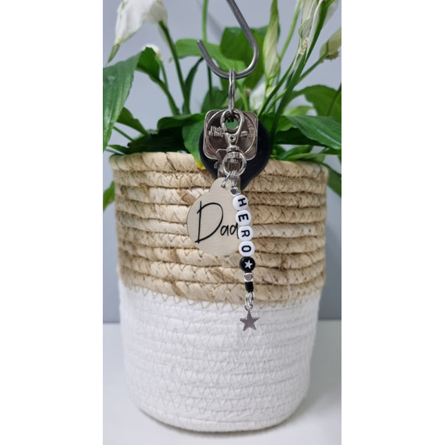 Sleutelhanger met tekst hero erop