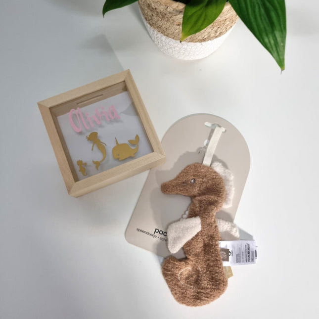Spaarpot met naam en zeediertjes en een zeepaardje knuffeldoekje.