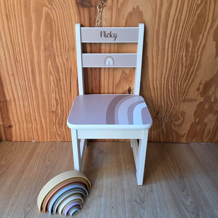 Houten kinderstoeltje met naam | Full color Regenboog