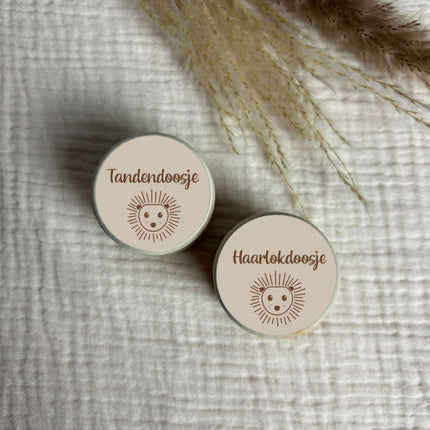 Tandendoosjes met tekst en afbeelding om die eerste tandjes goed te bewaren