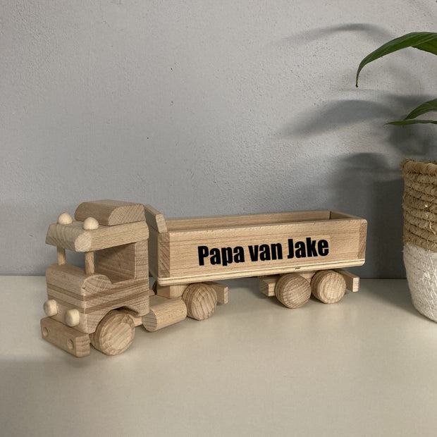 Houten vrachtwagen met tekst Papa van Jake aan de zijkant